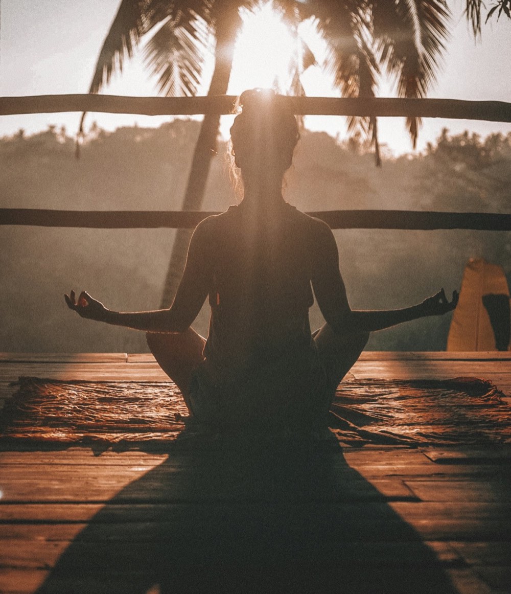 Mensch in tiefer Meditation bei Sonnenaufgang — 9D Breathwork Wirkung